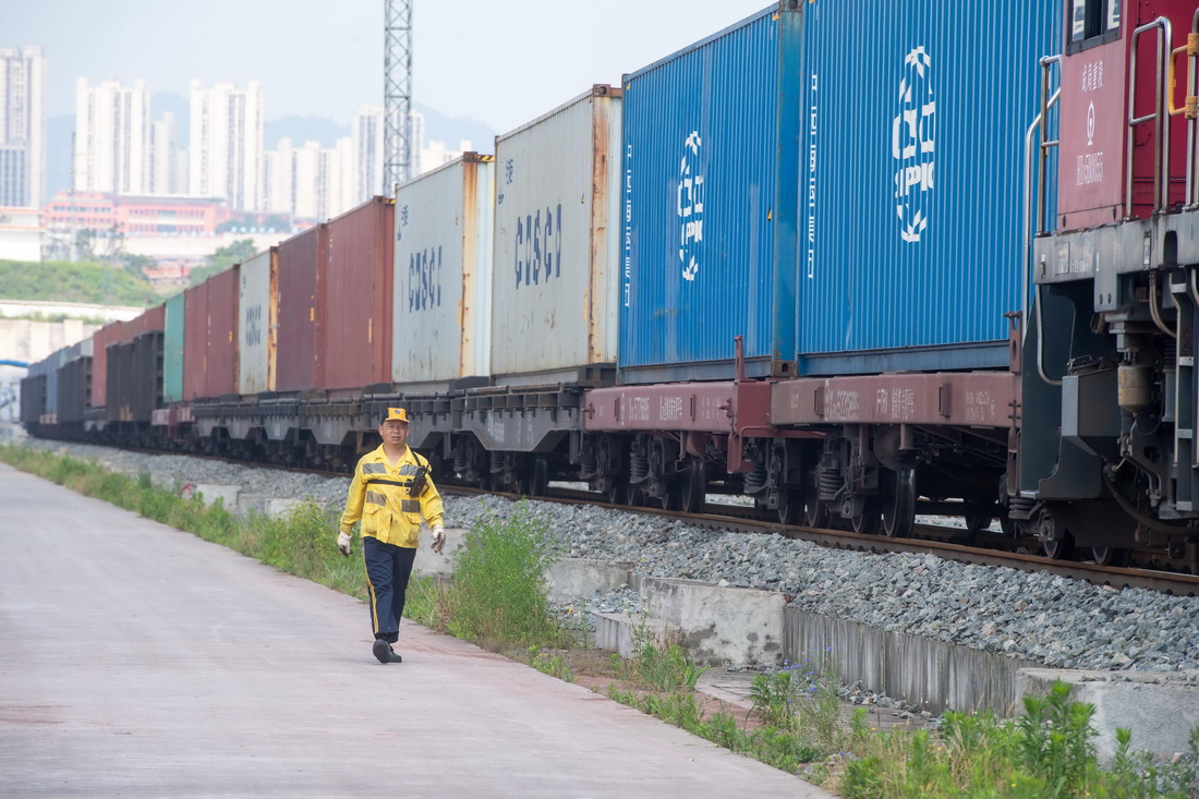 5月23日，工作人員從中緬新通道（重慶—臨滄—緬甸）國際鐵路班列旁走過。