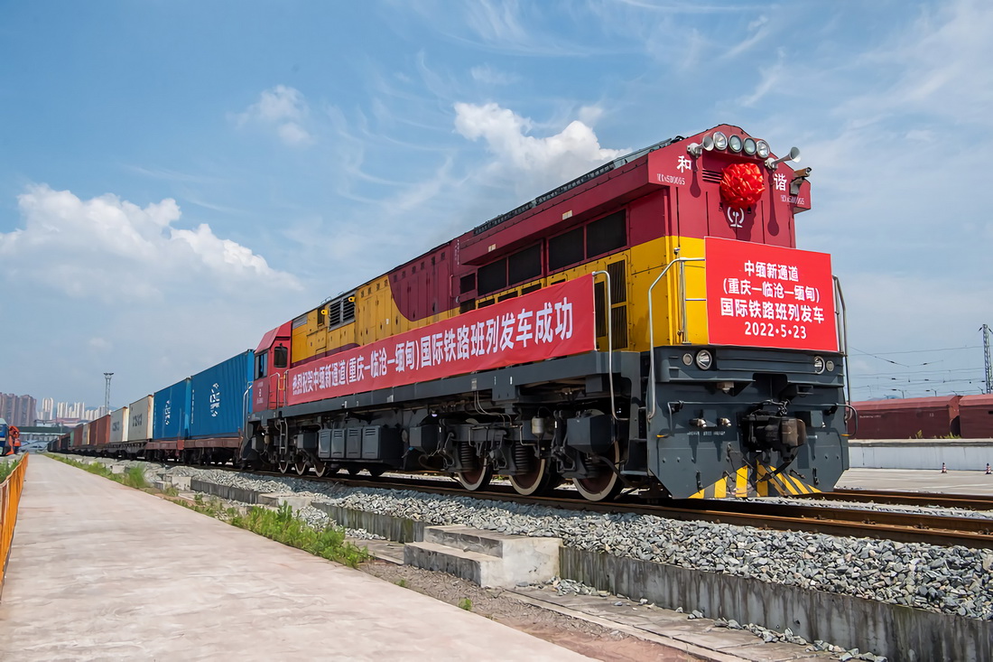 5月23日，中緬新通道（重慶—臨滄—緬甸）國際鐵路班列在重慶果園港魚嘴車站等待發車。