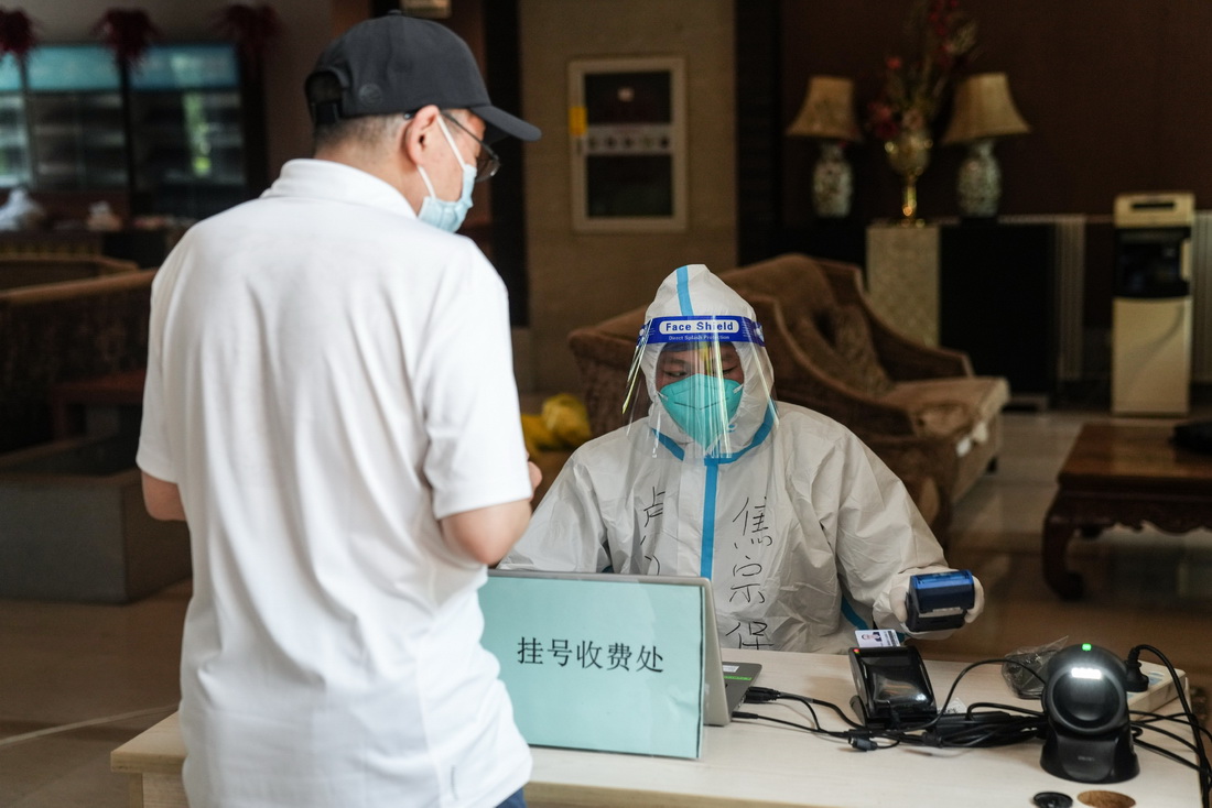 5月22日，在北京市丰台区青塔街道珠江紫台社区家医巡诊点，一名居民在挂号。新华社记者 彭子洋 摄