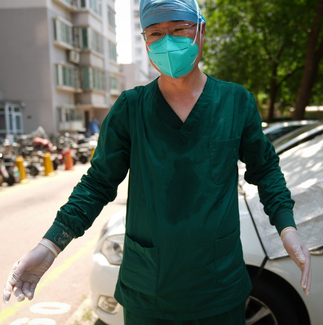 5月22日，在丰台区青塔街道民岳家园社区内，完成出诊工作后，医生李富的衣服被汗水浸湿。新华社记者 彭子洋 摄
