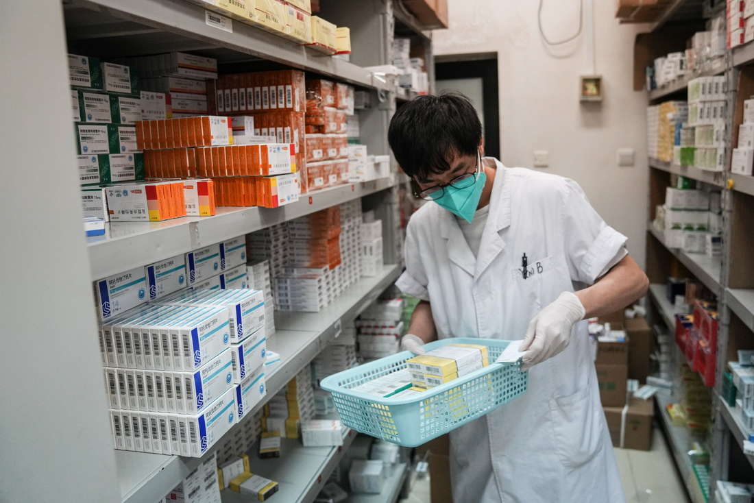 5月22日，在丰台区卢沟桥社区卫生服务中心，工作人员在为患者配药。新华社记者 彭子洋 摄