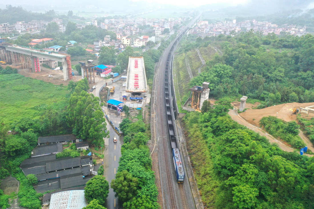 5月23日拍摄的转体前的南玉高铁跨黎湛铁路特大桥转体梁（无人机照片）。