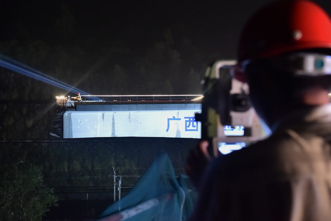 5月24日凌晨，在位於廣西興業縣的南玉高鐵跨黎湛鐵路特大橋轉體現場，技術人員對轉體梁轉角位移數據進行實時採集。