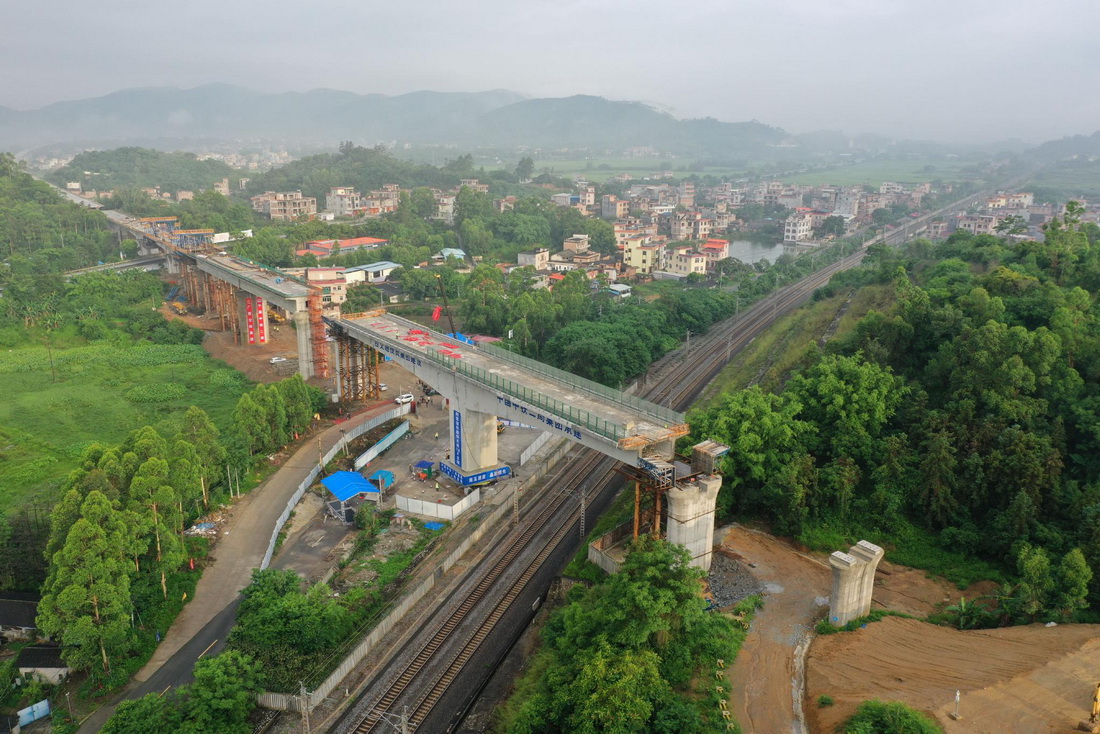 完成轉體的南玉高鐵跨黎湛鐵路特大橋轉體梁（5月24日攝，無人機照片）。