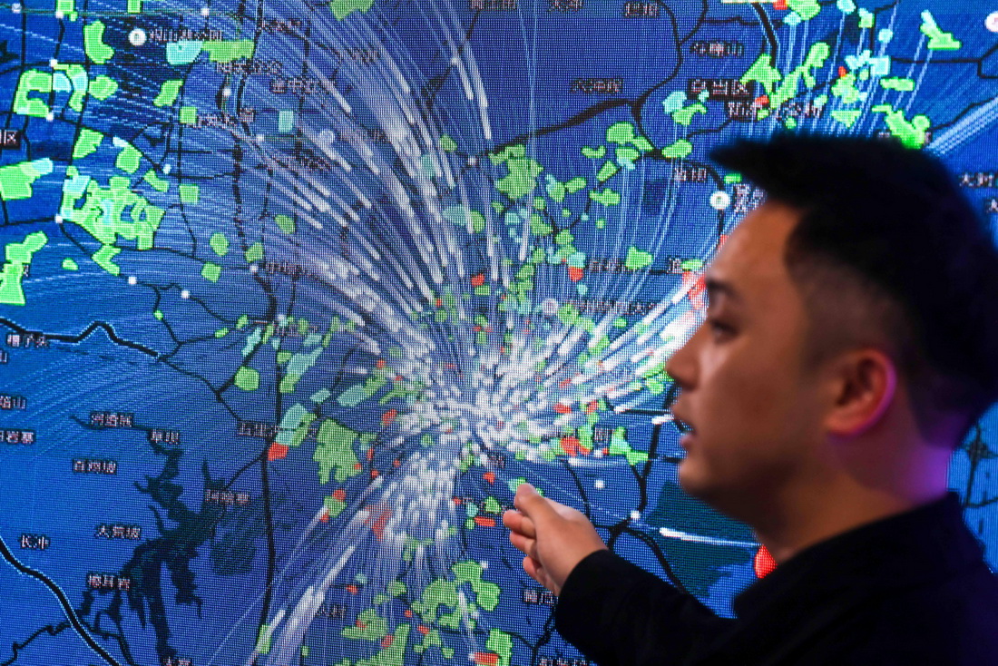 5月24日，工作人員在中國移動貴陽數據中心展廳內介紹大數據顯示的城市通勤系統。