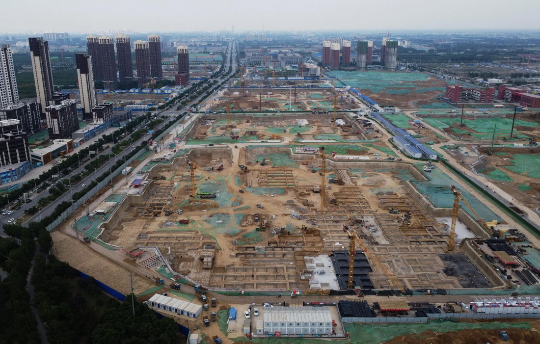 5月24日，中鐵二十局的工人在石家庄市高新技術產業開發區集中安置區棚戶區改造項目工地施工（無人機照片）。