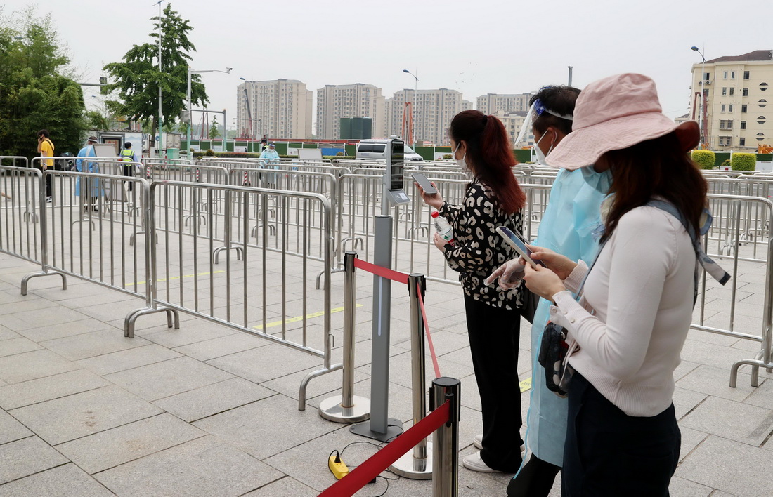 5月27日，在位於上海市閔行區的閔行文化公園外，市民使用手機掃描健康碼后入園。
