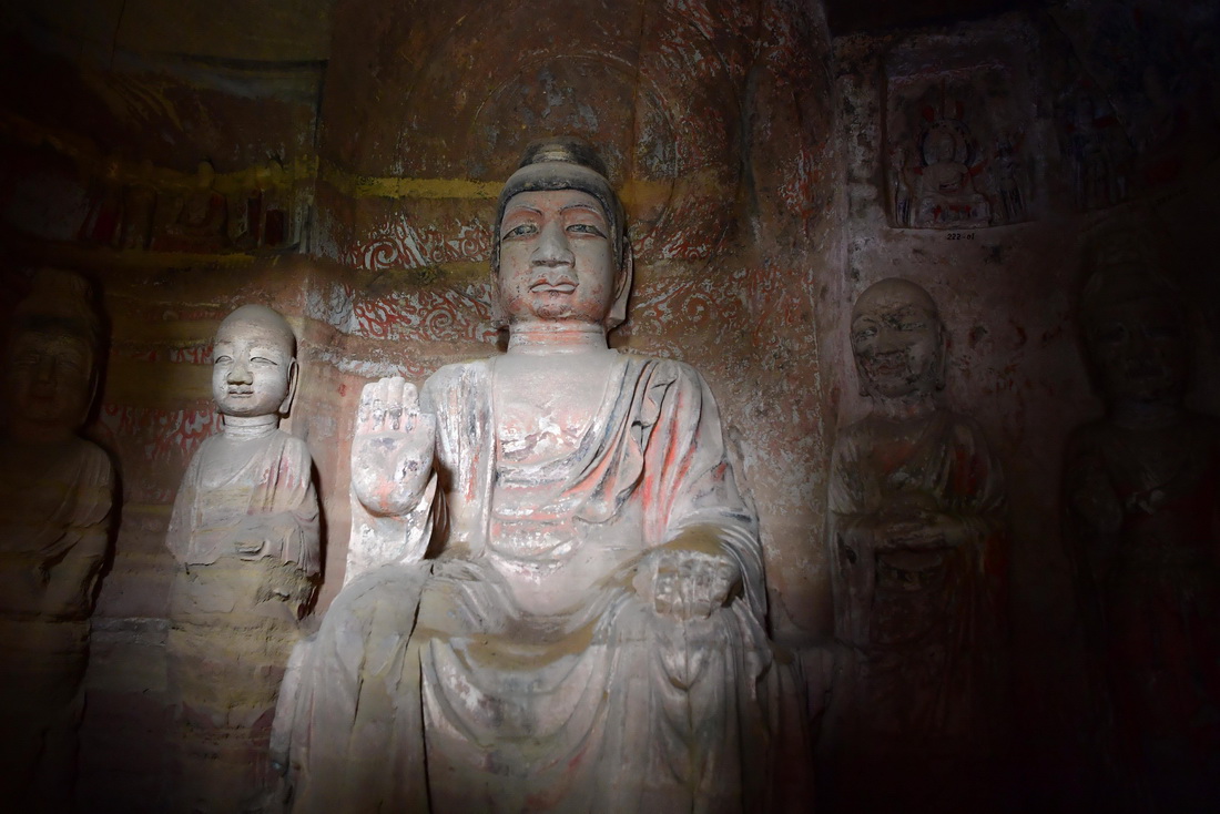 这是5月26日在甘肃省庆阳市北石窟寺第222窟拍摄的造像。新华社记者 陈斌 摄
