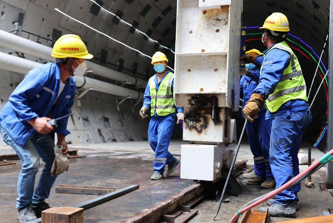 5月28日，在中铁隧道局机场联络线11标段施工现场，工人在转换井施工现场吊装安放施工设备。