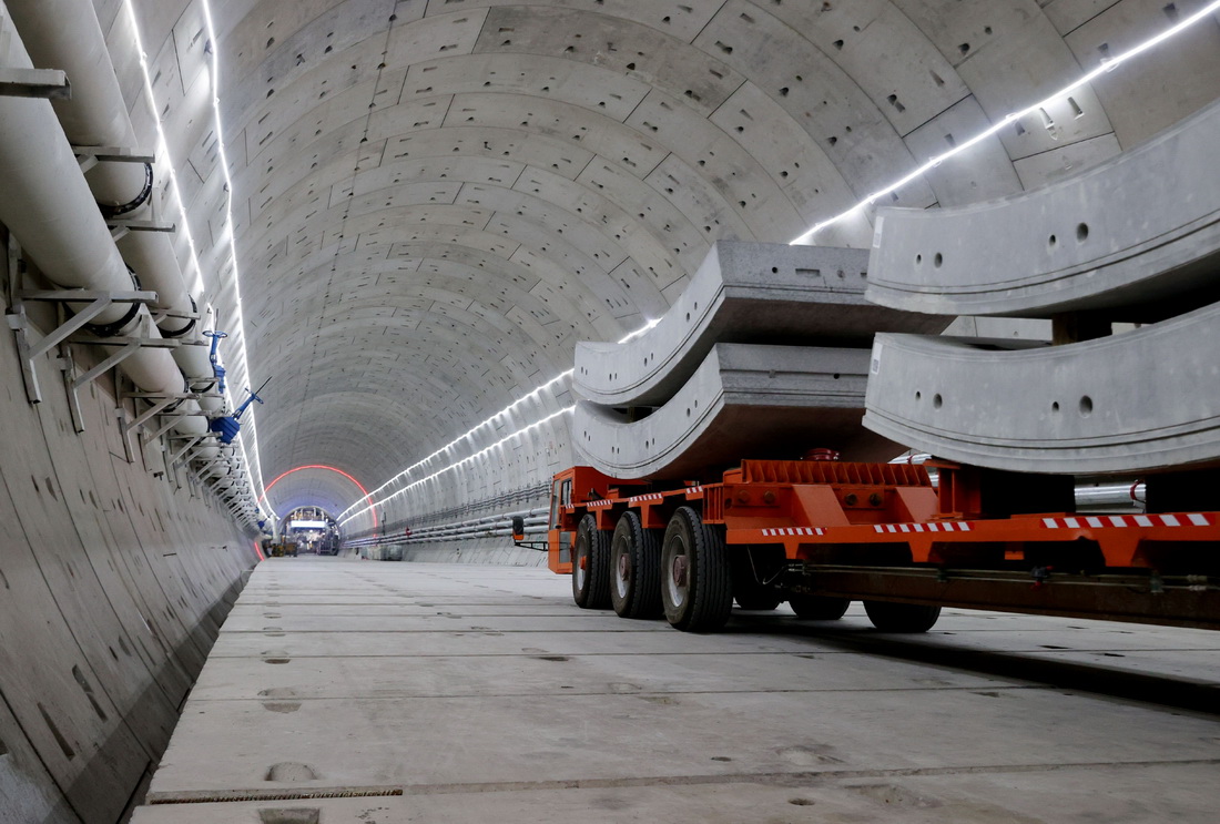 5月28日，在中铁隧道局机场联络线11标段施工现场，一辆载有管片的运输车辆行驶在隧道内。