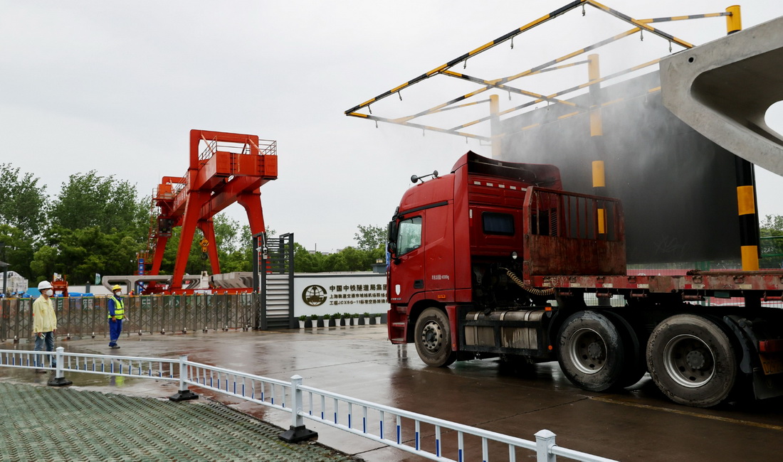 5月28日，在中铁隧道局机场联络线11标段施工现场，一辆运送物料的卡车在驶入工地前进行喷淋消杀。