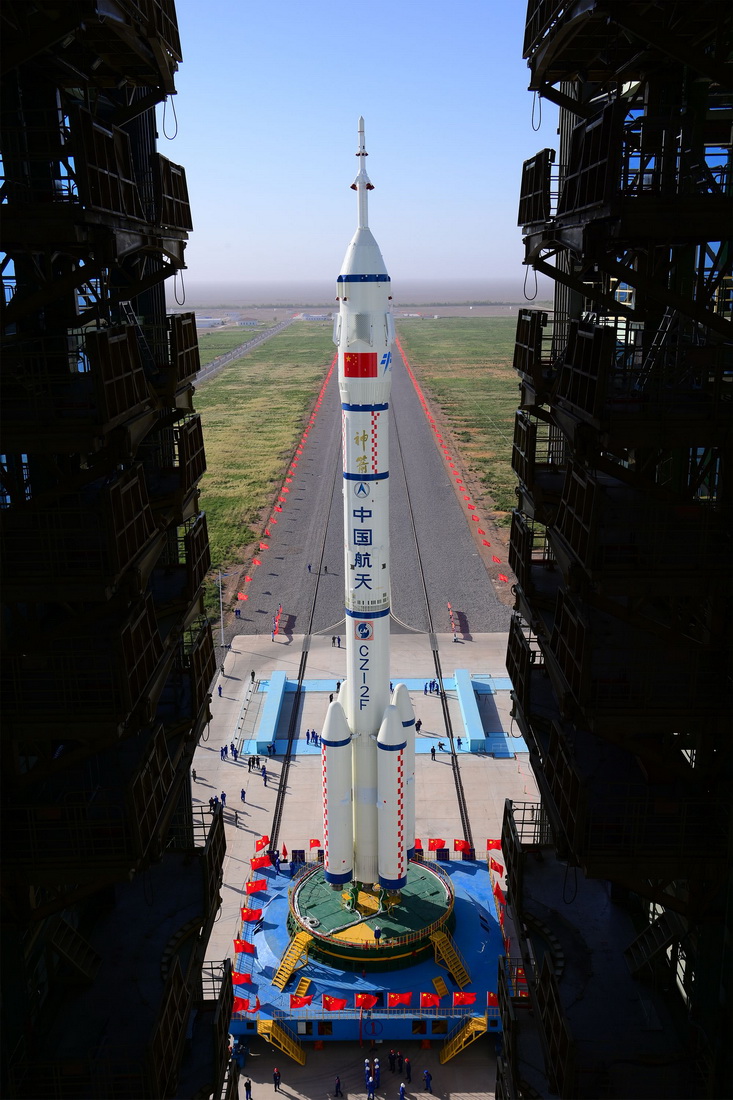 5月29日，神舟十四号载人飞船与长征二号F遥十四运载火箭组合体准备转往发射区。