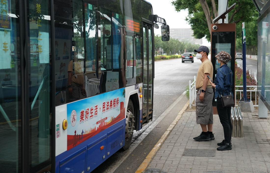 5月29日，在北京市顺义区一公交站，市民准备乘坐公交车。