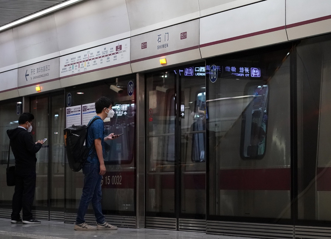5月29日，在位于北京市顺义区的地铁15号线石门站，市民准备乘车。