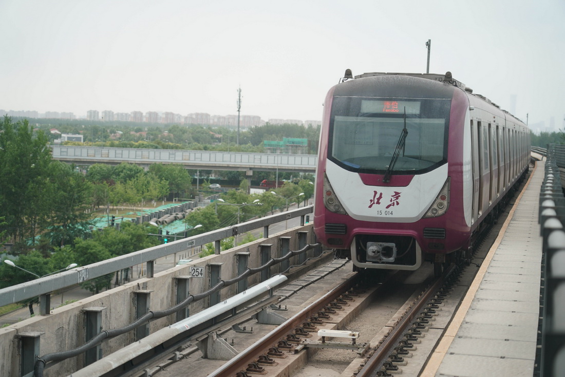 月29日，北京地铁15号线列车准备停靠孙河站。