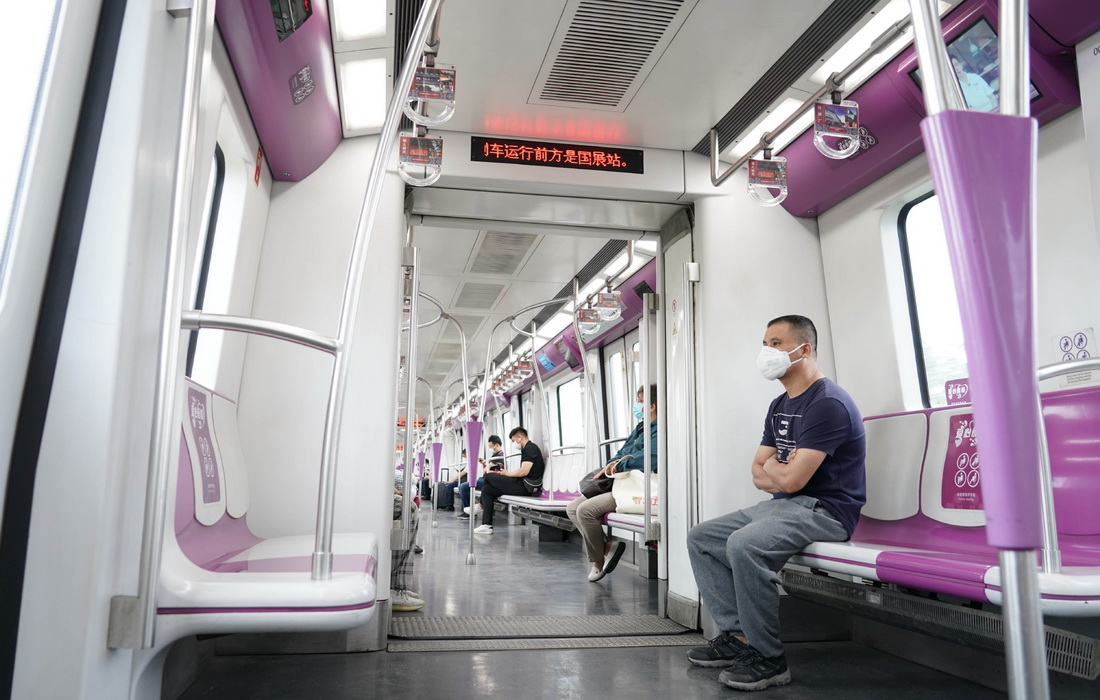 5月29日，人们乘坐北京地铁15号线列车到达顺义区国展站。