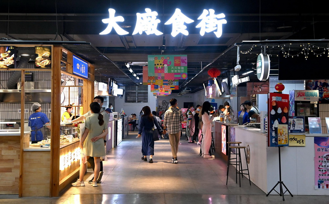 市民在西安际华3511文创科技园就餐（5月20日摄）。