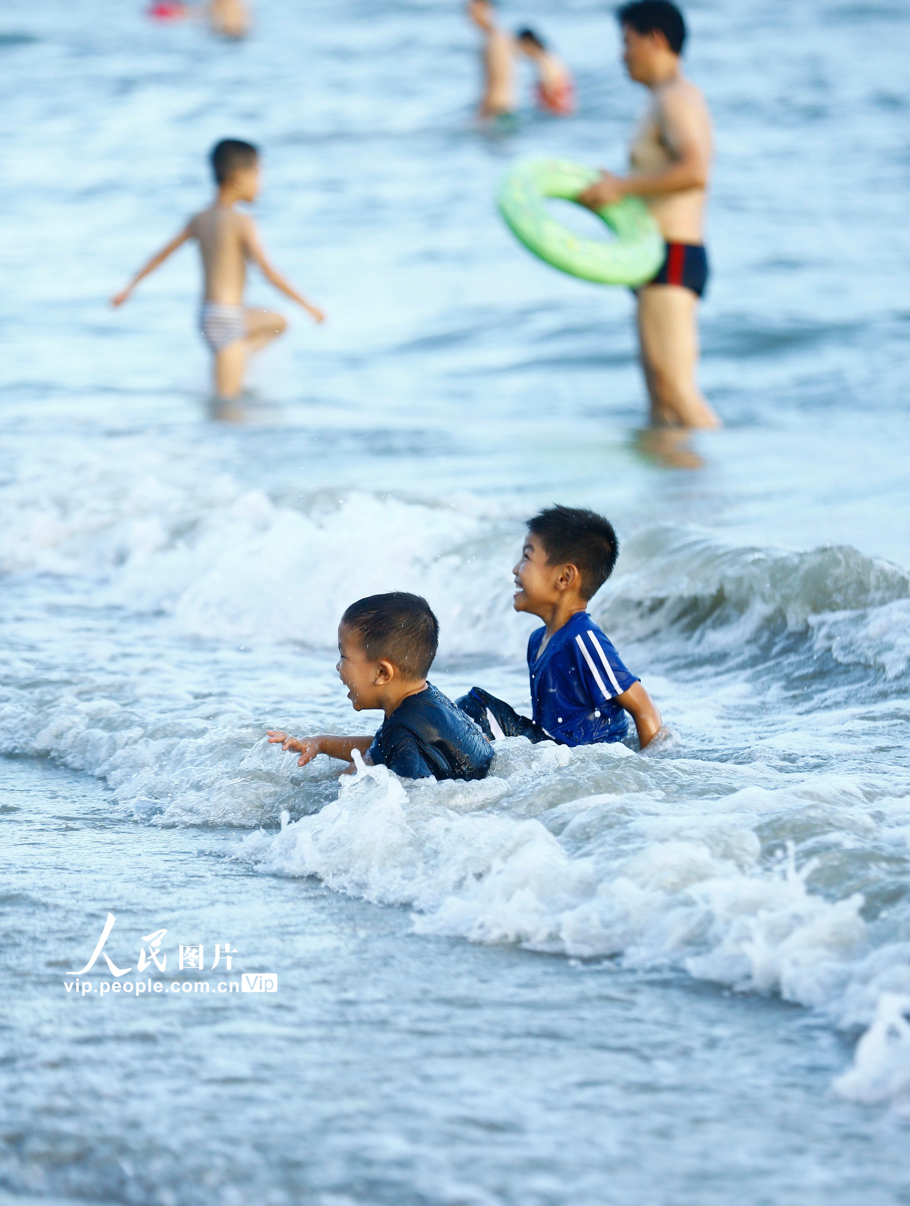 海南三亞：海邊戲水 樂享初夏