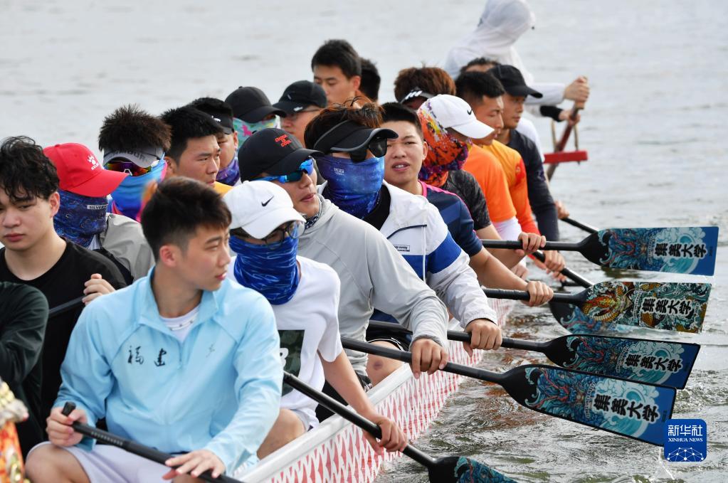 5月30日，集美大學海峽龍舟隊准備進行適應性訓練。新華社記者 魏培全 攝