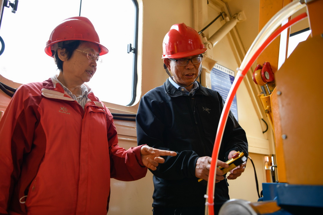 5月27日，戴虹（左）和黃正中檢查氣壓焊軌機設備安裝。新華社記者 胥冰潔 攝