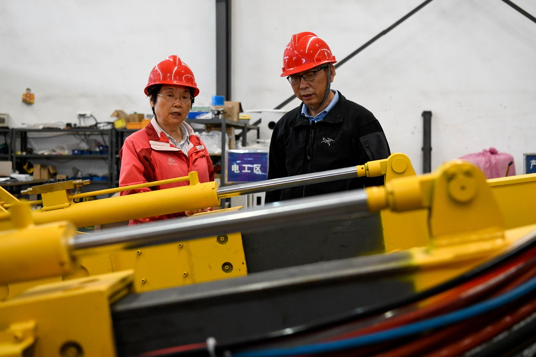 5月27日，戴虹（左）與黃正中在裝配車間討論設備方案。新華社記者 胥冰潔 攝