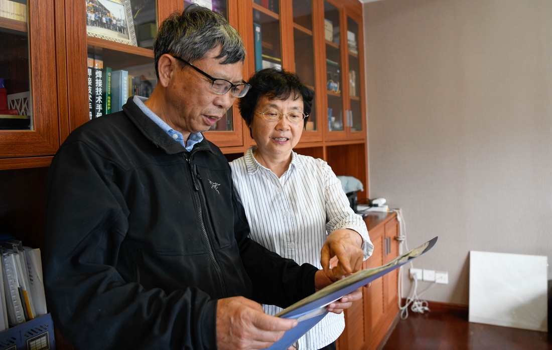 5月27日，黃正中（左）和戴虹在家中討論設計方案。新華社記者 胥冰潔 攝