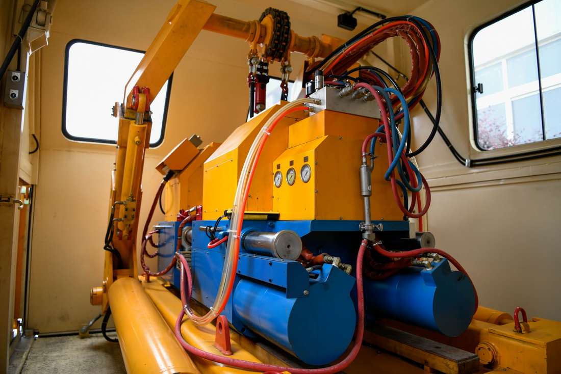 5月27日拍攝的YHGQ—1200型數控式氣壓焊軌車上裝載的GPW—1200型氣壓焊軌機。新華社記者 胥冰潔 攝