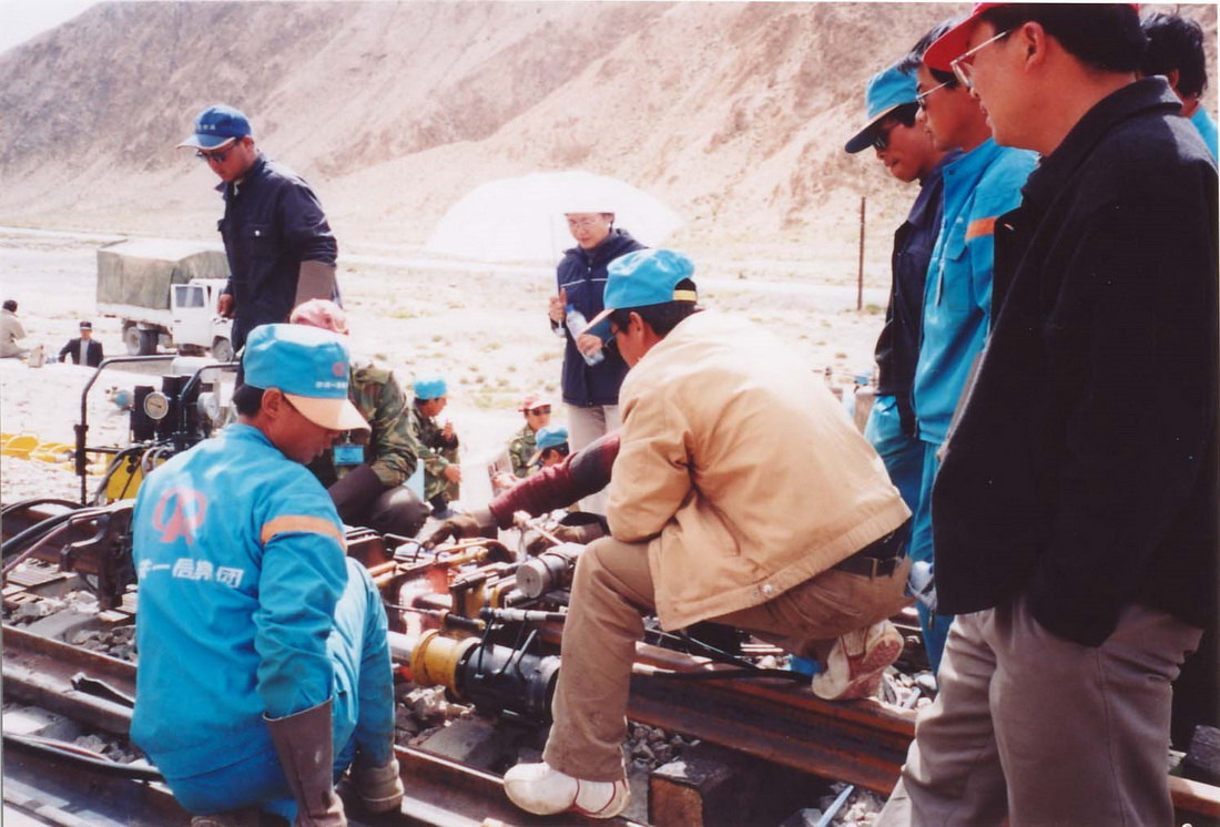 2003年，戴虹（中后）在青海西大灘進行小型數控氣壓焊軌機試驗（資料照片）。新華社發（受訪者供圖）
