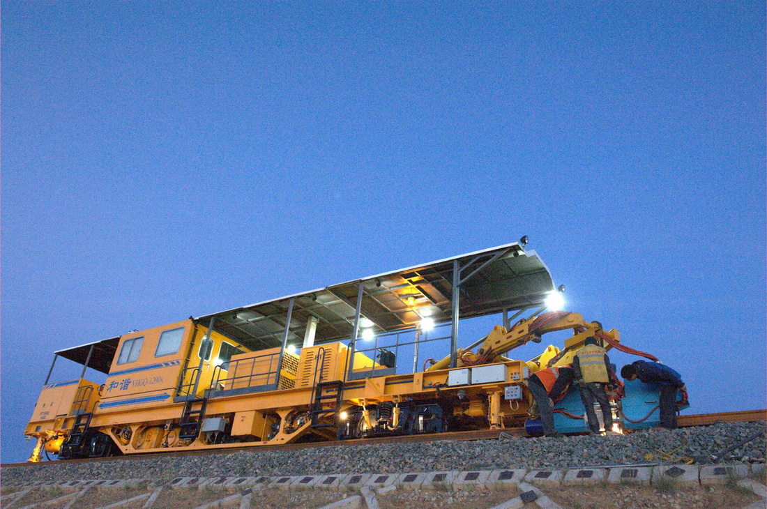 YHGQ—1200型數控式氣壓焊軌車在青藏那曲凍土地段進行軌道焊接作業（2014年8月24日攝）。新華社發（受訪者供圖）