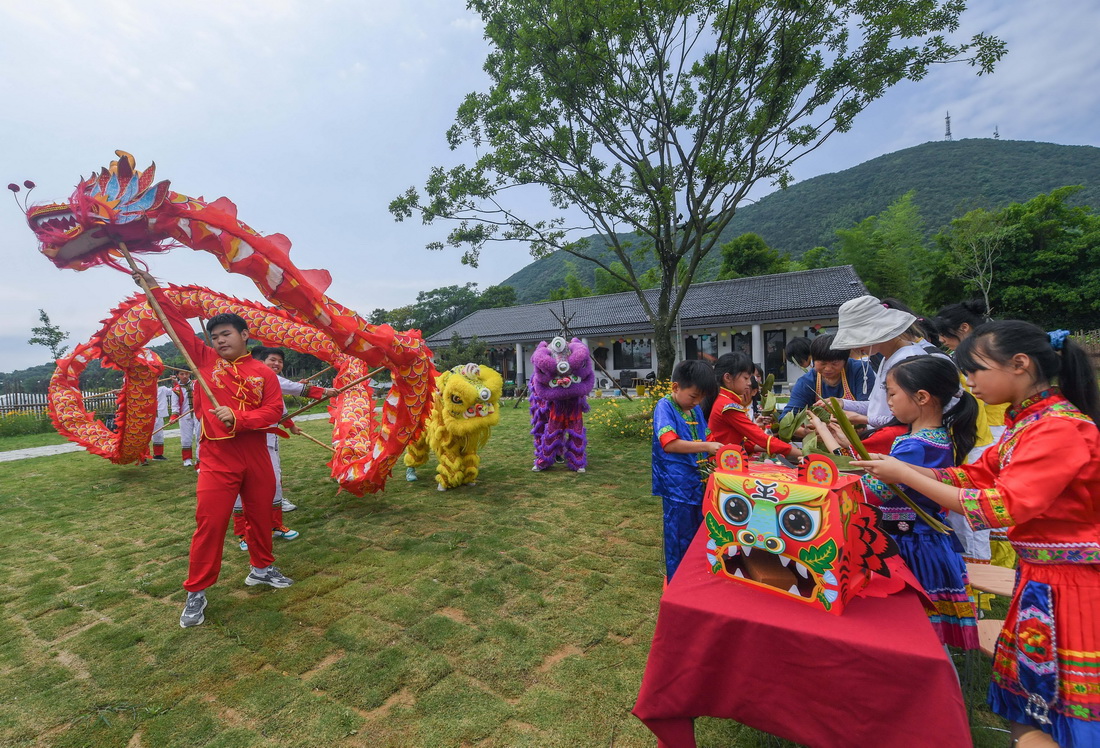 5月31日，湖州市吳興區城南實驗學校的學生在道場鄉格林園家庭農場參加迎端午特色活動。