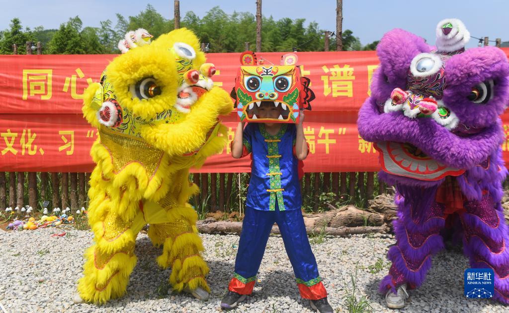 5月31日，湖州市吳興區城南實驗學校的學生在道場鄉格林園家庭農場參加迎端午特色活動。