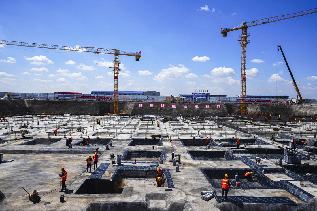 5月31日，工人在吉林長春國家農業高新技術產業示范區科創中心項目現場施工。