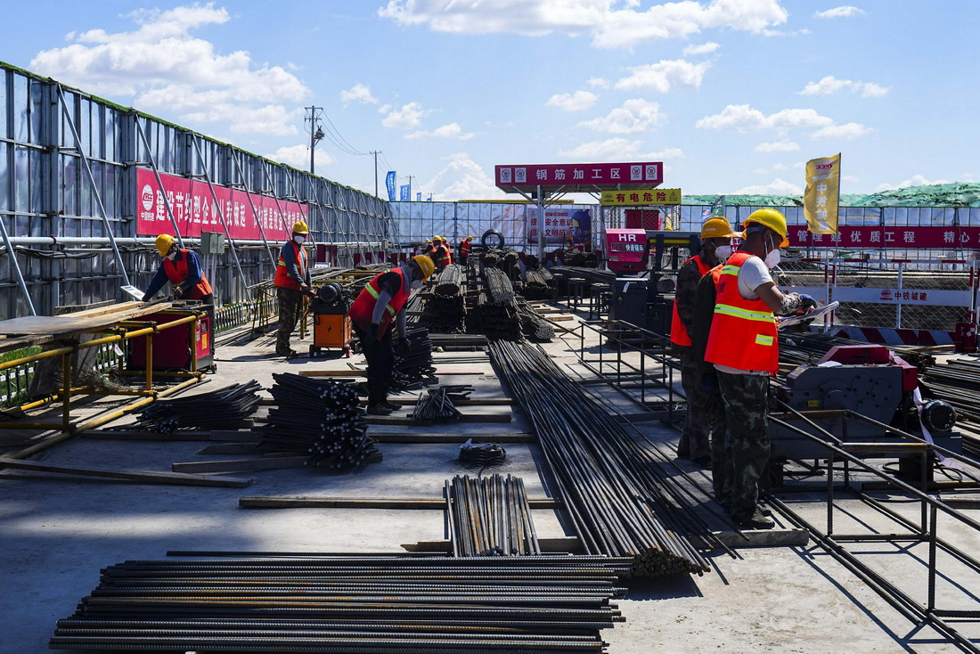 5月31日，工人在吉林長春國家農業高新技術產業示范區科創中心項目現場施工。