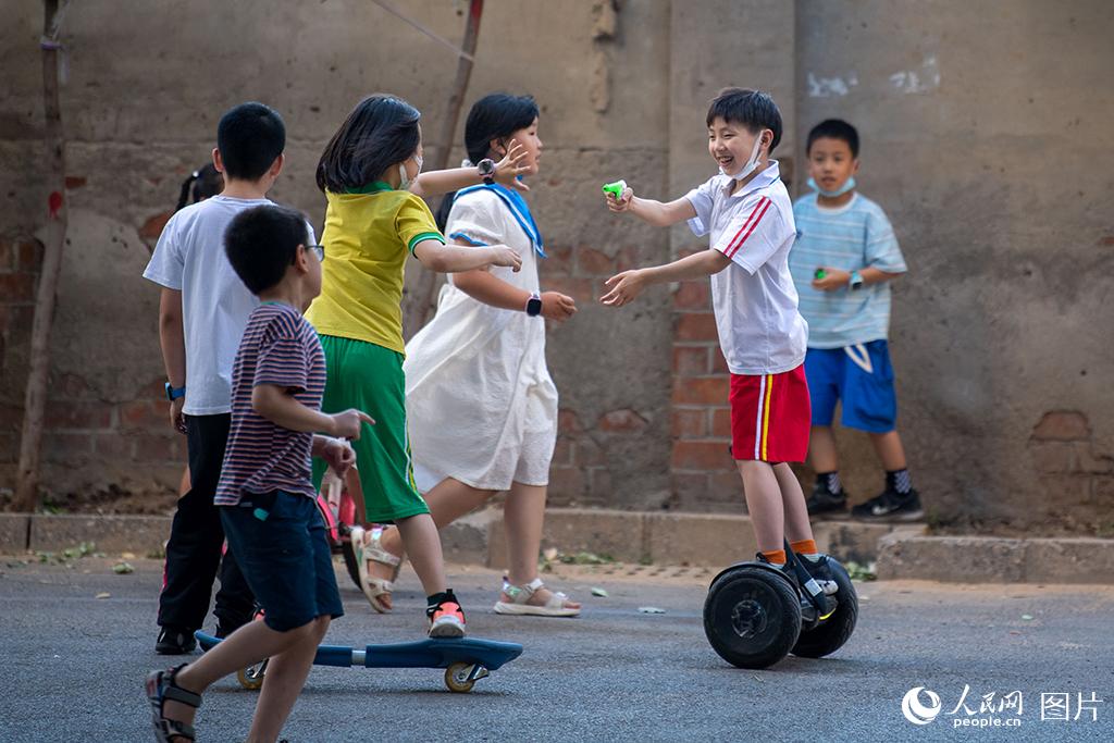 5月30日，在河北省三河市，結束一天網課的小朋友們正在快樂地玩耍。自5月29日23時起，廊坊市全域實施靜態管理，開展連續2日的篩查性全員核酸檢測。人民網記者 翁奇羽攝