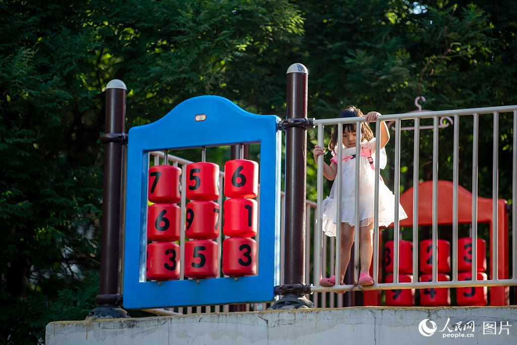5月30日，在河北省三河市，小朋友正在小區的兒童樂園快樂地玩耍。自5月29日23時起，廊坊市全域實施靜態管理，開展連續2日的篩查性全員核酸檢測。人民網記者 翁奇羽攝