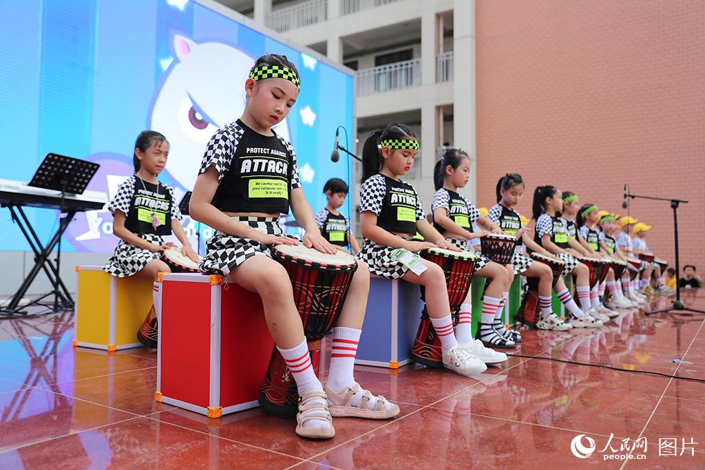 5月31日，廣西壯族自治區南寧市那考河小學舉行首屆“嗨，少年”校園草坪音樂節。人民網記者 嚴立政攝