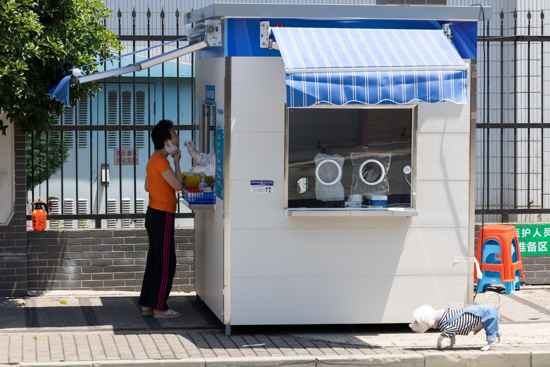 5月31日，在上海市黃浦區福佑路上，市民在核酸採樣工作站做採樣檢測。