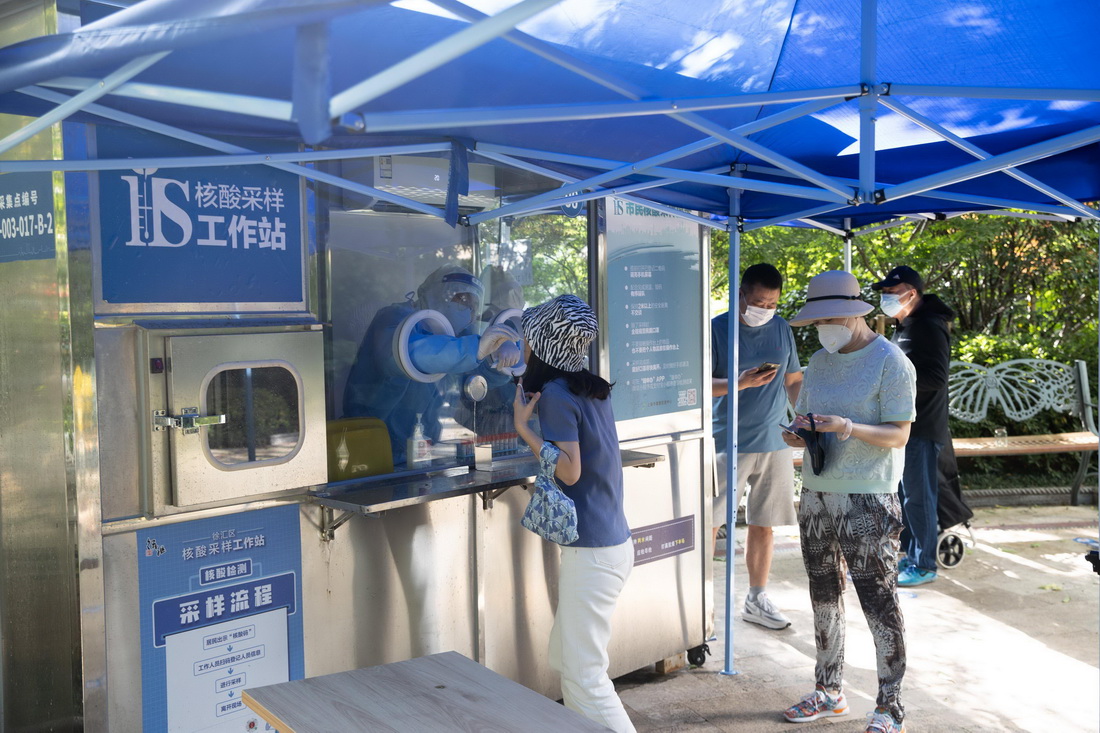 5月31日，在上海市徐汇区，市民在核酸采样工作站做采样检测。