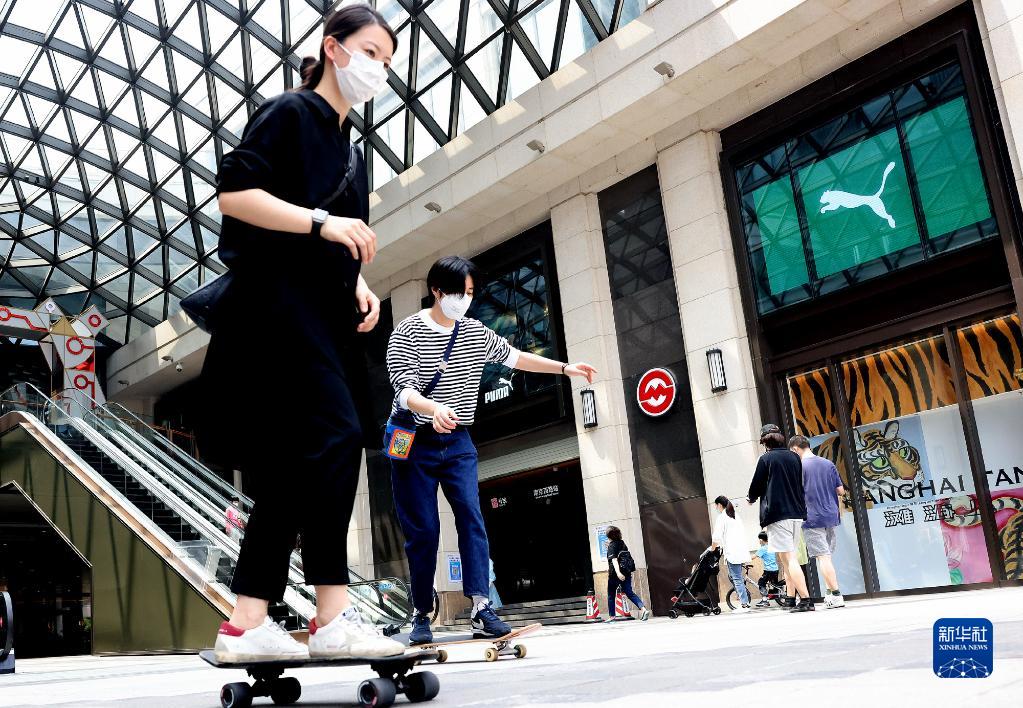 6月1日，幾名年輕人在上海街頭的公共廣場玩滑板。 新華社記者 陳飛 攝