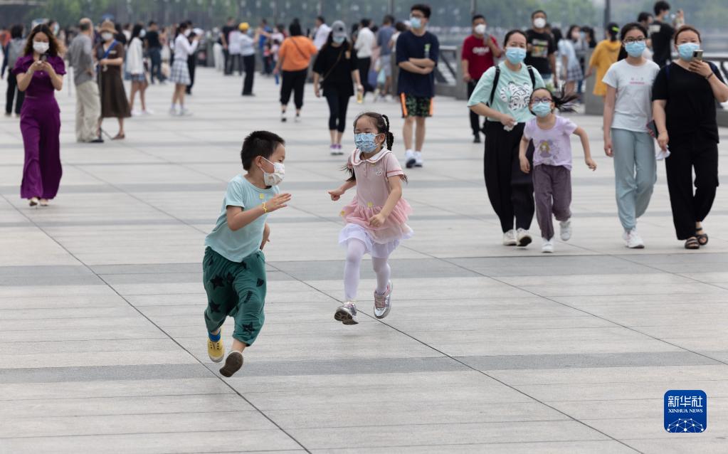 6月1日，孩子們在外灘觀景平台玩耍。 新華社記者 金立旺 攝