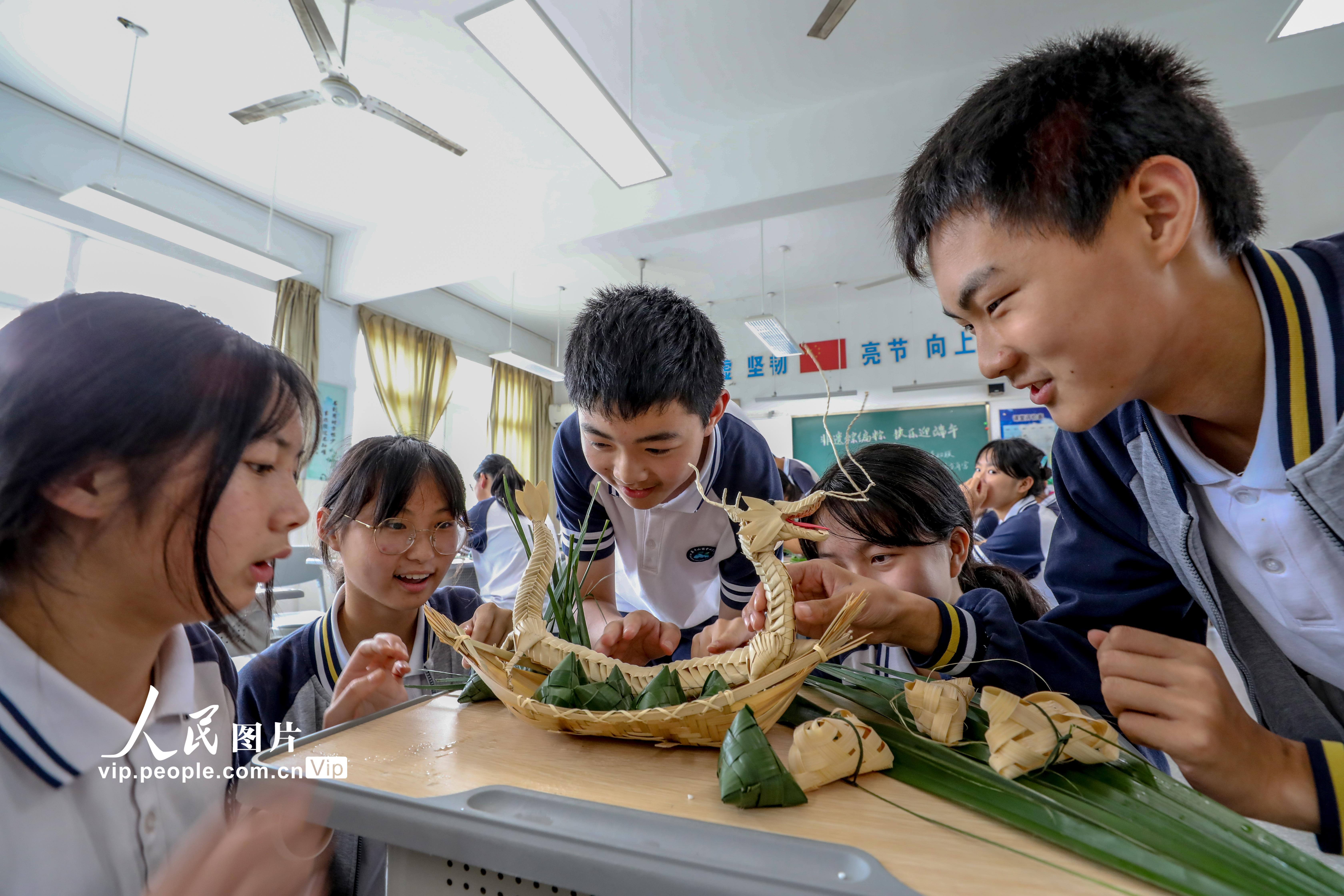 2022年6月2日，浙江省湖州市德清縣莫干山鎮婦聯組織東沈竹編非遺傳承人進校園開展“非遺棕編粽，快樂迎端午”活動。