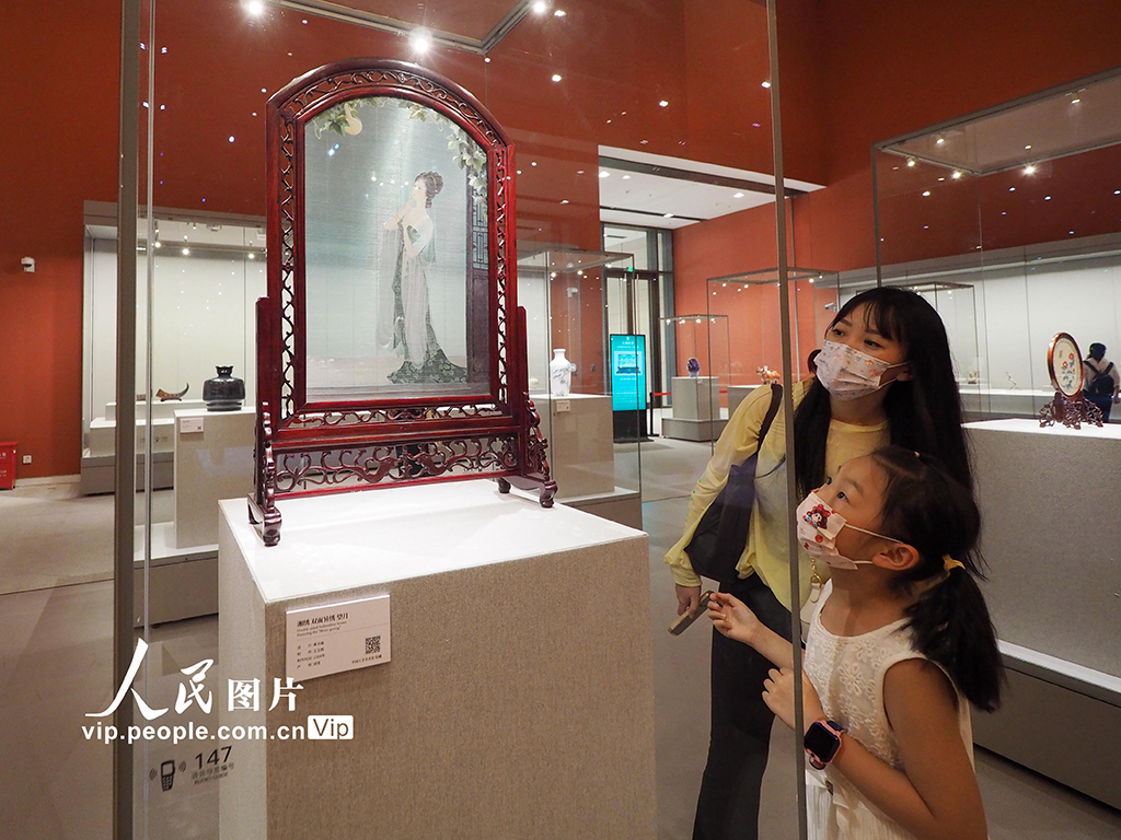 2022年6月2日，中国工艺美术馆、中国非物质文化遗产馆内，观众在参观展览。