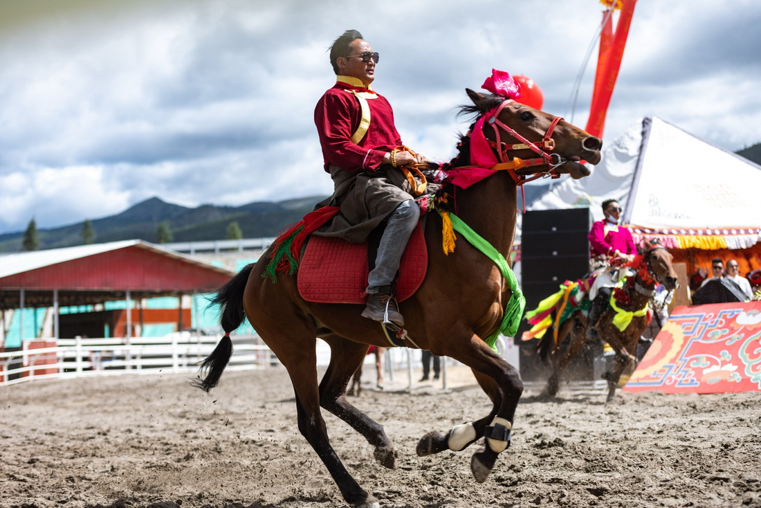 6月3日，騎手在賽馬節上進行馬術表演。
