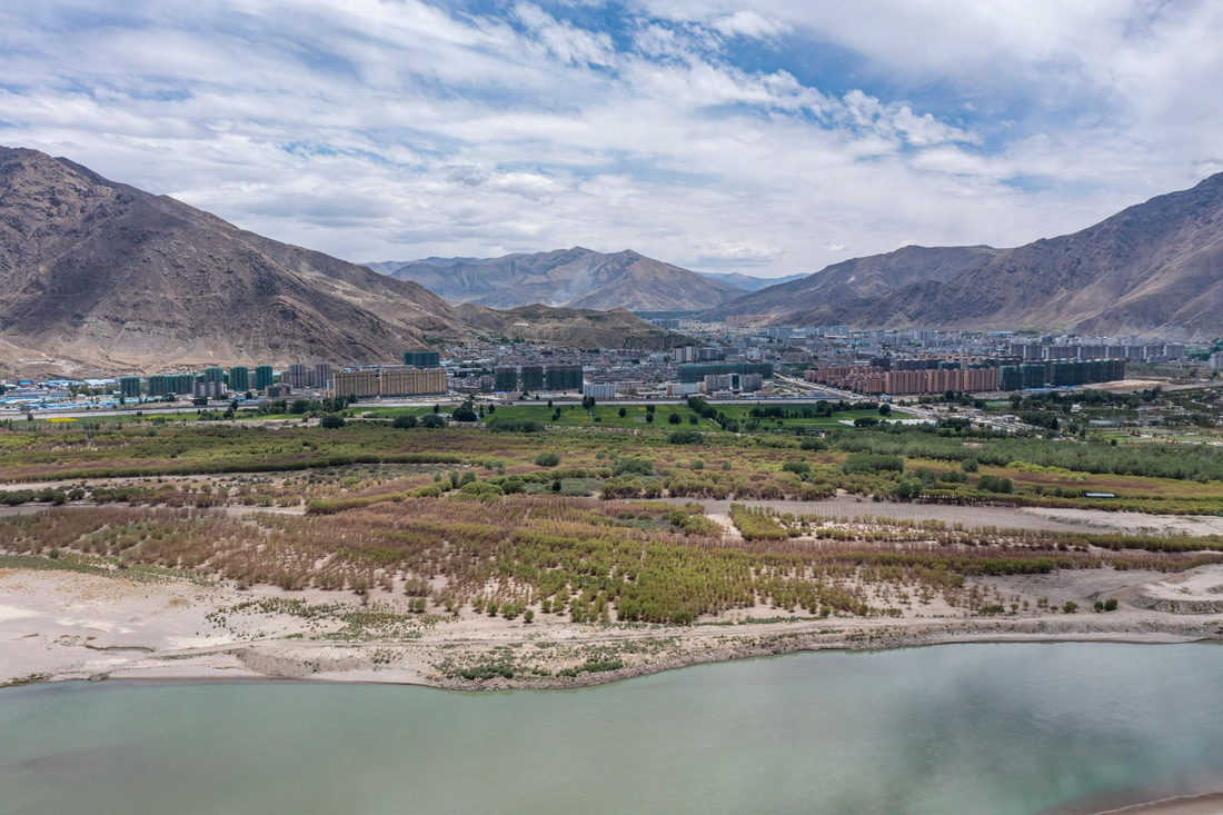 雅鲁藏布江流经西藏山南市（5月27日摄，无人机照片）。新华社记者 孙非 摄
