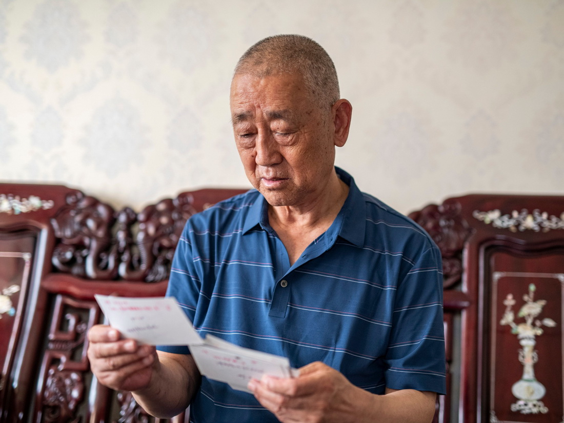 在位于四川成都市的家中，已经退休的李纯禄在翻看老照片（6月3日摄）。新华社记者 唐文豪 摄