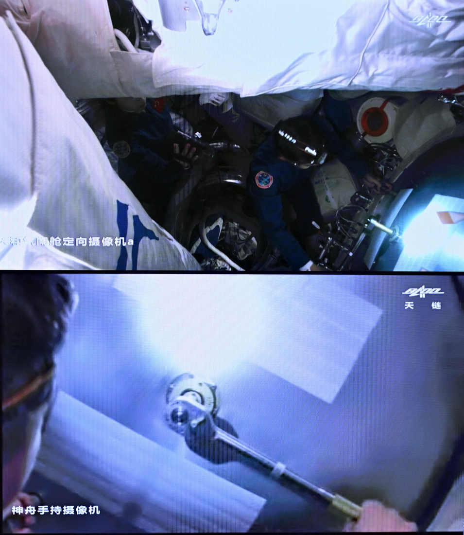 6月5日在北京航天飛行控制中心拍攝的航天員陳冬開啟天和核心艙艙門的畫面。