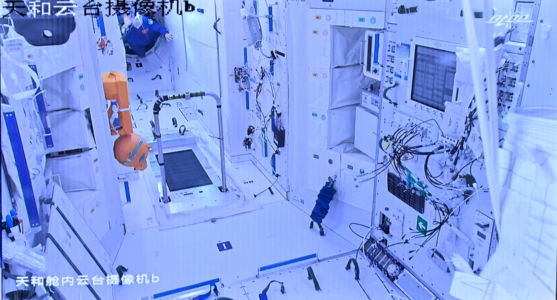 6月5日在北京航天飛行控制中心拍攝的航天員陳冬首先進入天和核心艙的畫面。