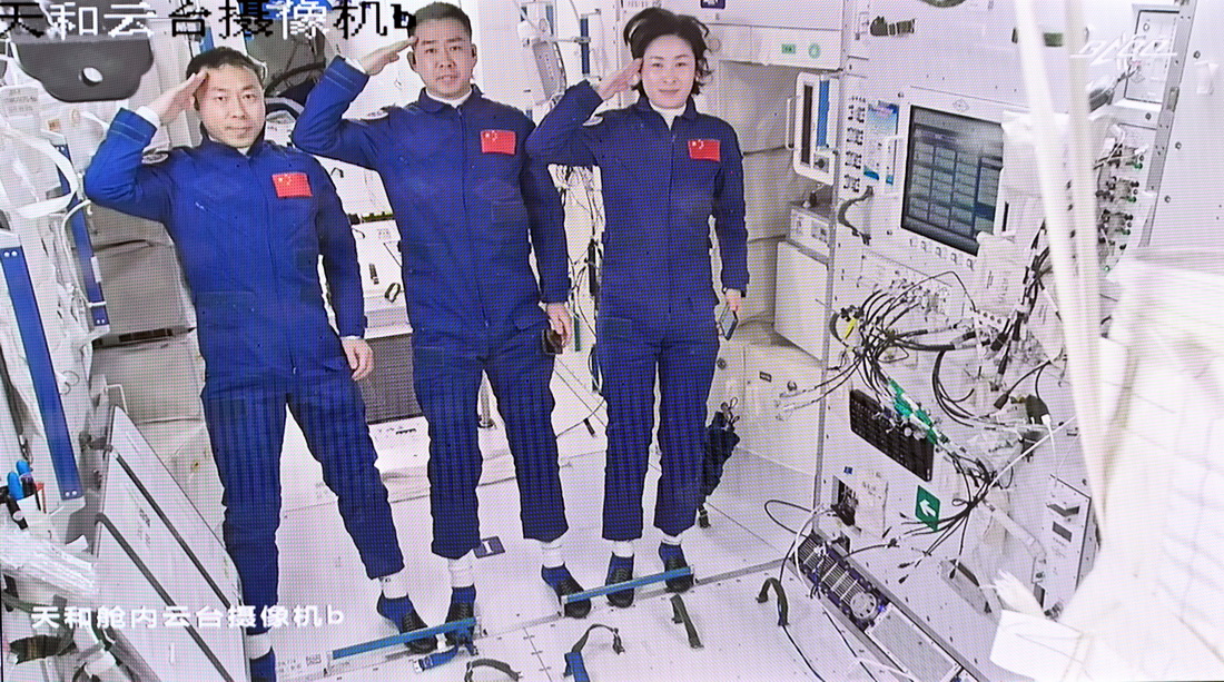 6月5日在北京航天飞行控制中心拍摄的进驻天和核心舱的航天员陈冬（中）、刘洋（右）、蔡旭哲向全国人民敬礼的画面。