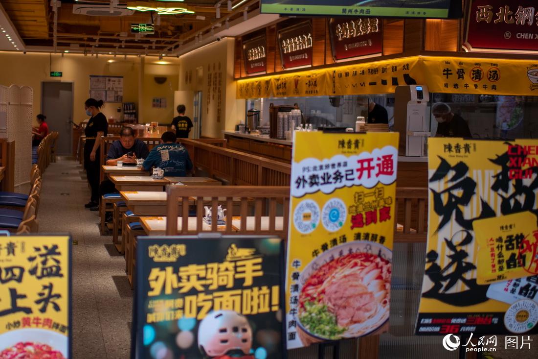 6月6日，在北京朝阳区东三环一餐厅，市民正在用餐。