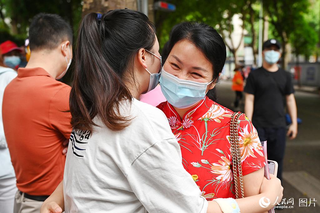6月7日，在广西壮族自治区南宁市第十四中学高中部，家长跟孩子拥抱，为孩子加油！人民网记者 严立政摄